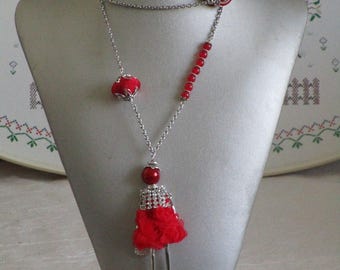 Ravissant collier avec perles de soie et personnage " Une jolie parisienne"