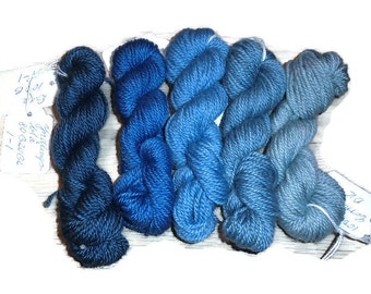 5 mini skeins of corriedale woolyarn, 10 g each, 50 g / 100 m total, colours blue in different shades, DK weight mini skeins. EU SELLER