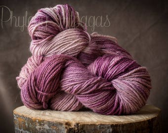 Hand dyed alpaca yarn pink sand, sangria, peach. Fil tricot teint main en alpaga, rose sable, sangria, rose peche.