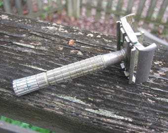 Gillette Safety Razor, Silver Tone Metal, Swivel Opening, Holds Double Edged Razor Blade, No Blade, Used Condition, Good Working Condition,