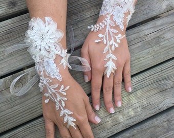Ivory French Lace wedding gloves.Bride gloves..wedding fingerless gloves..wedding gloves..bride gift.. Pearls rhinestone gloves..bride gift