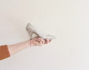 silver glitter sparkle high heels . razzle dazzle disco ball metallic pumps .womens size US 5 EUR 35