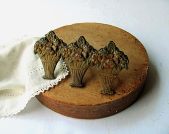 Vintage Cast Iron Flower Basket Curtain Tie Backs 1930 Screw Back Metal Window Curtain Holders Painted Flower Tie Backs Sweet Home Decor Art