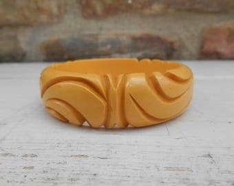 Vintage Bakelite Butterscotch Carved Bangle Bracelet with Deep Carved Design Retro Midcentury Jewelry Butterscotch Yellow
