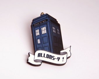 Dr Who Tardis brooch - Space ship - Geek and nerd - Netflix - David Tennant - Laser cut wood