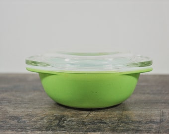 Vintage Pyrex Lime Individual Casserole / 080 with Glass Lid / Handled Bowl / Mini Mixing Serving Dish / Neon Kitchenware / Bright Green