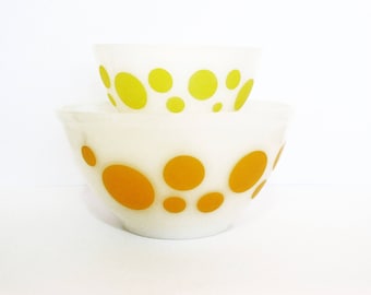 Crown Agee Pyrex Polka Dot Mixing Bowls Set of 2 in Orange & Yellow