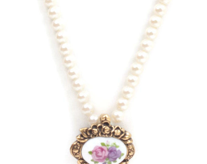Avon Simulated Pearl Necklace Rosebud Enhancer 19 Inch Necklace Vintage