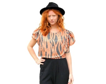 Pink/black/white graphic print crop top withbutton detail 1990s 90s VINTAGE