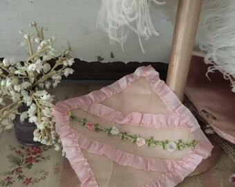 Vintage Shabby Chic RIBBONWORK Ribbon Work Roses Ruched Lace Hanky Delicates Linen Holder Pink H115