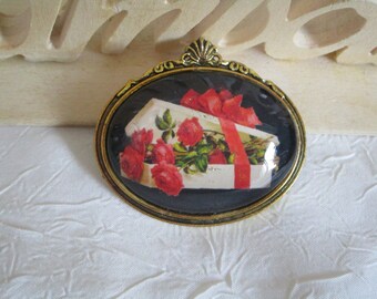 Broche en métal doré "Un carton de roses"