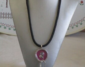 Ravissant collier plastron en bois laqué et chaines transparentes "Un coeur"