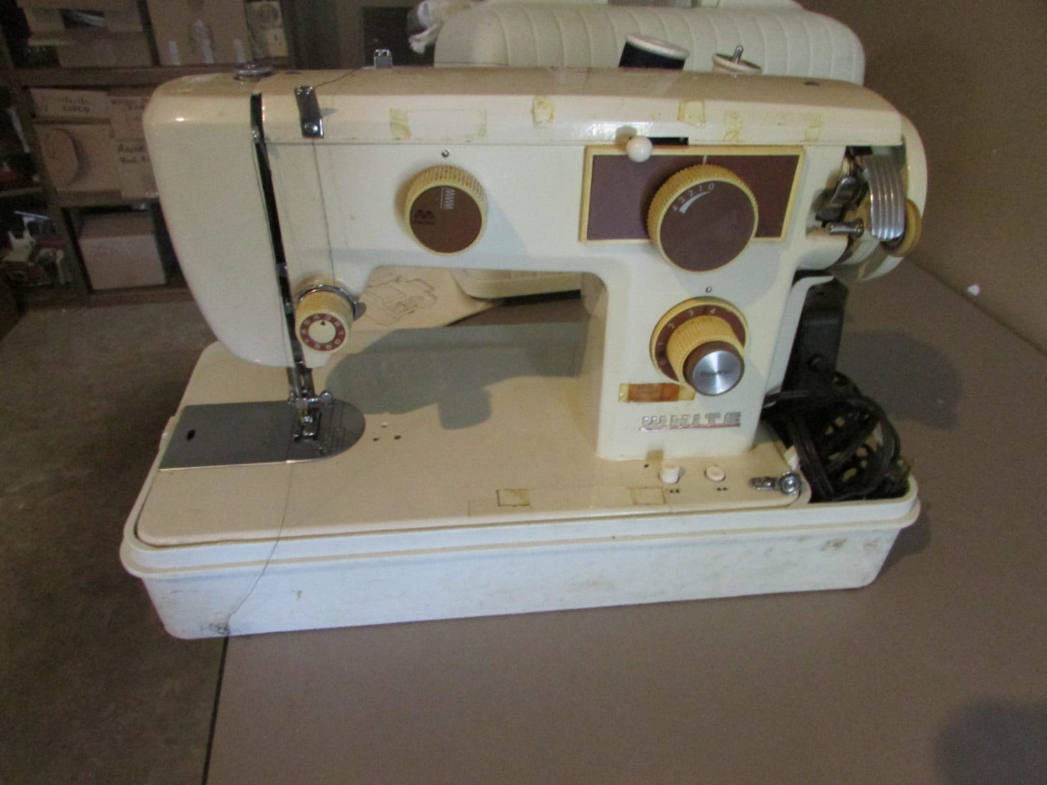 Vintage WHITE Brand Sewing Machine w/ Carry Case Portable Model 1077