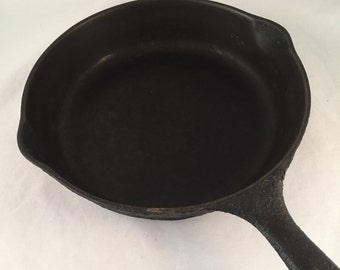 Vintage Wagner Cast Iron Skillet 9", Rustic, Heavy Duty, Camping or Everyday Use, Logo Indicates 1922-1959