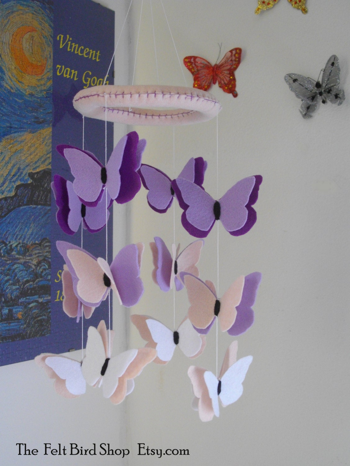 Giostrina in feltro con farfalle viola e rosa. di thefeltbirdshop Lampadari per bambine