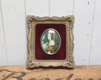 Victorian Lady in Cameo frame Vintage Ornate antiqued gold frame with oval cameo picture