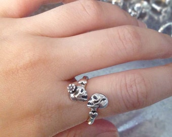 Kissing Skulls Ring, Skull Ring, Kiss Jewelry, Kiss of Death, Tiny Heart Ring, Love Ring, Oxidized ring