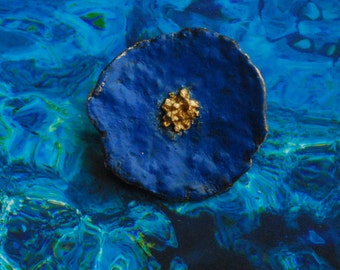Poppy Brooch, blue-gold 4,5 x 4,5 cm