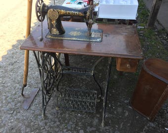 SINGER SEWING MACHINE British Made Workhorse with Cast Iron Table all Original, Vintage Sewing, Collectible, 1939 40s Vintage
