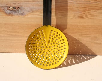 Old skimmer, fishy, fishy. Yellow, black. Enamel kitchen utensils. Made in France. Vintage. Rustic. Kitchen decor.