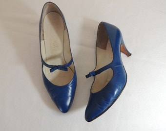 Vintage 1950s blue leather heels with bow | 50s sapphire pumps with mary jane strap | 50s mary janes | 50s heels | vintage heels | 6 B
