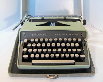 Portable Typewriter by Remington / Remington Monarch Portable Typewriter