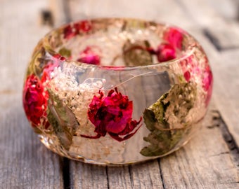 Romantic Resin Jewelry Real Rose Bangle Bracelet. Real white tiny flowers freen leafs bangle. Botanical bracelet Bohemian Dried flowers