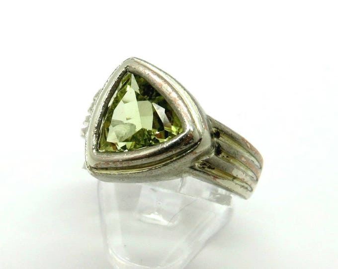 Peridot CZ Triangle Ring, Vintage Sterling Silver Ridged Band Ring, Size 8