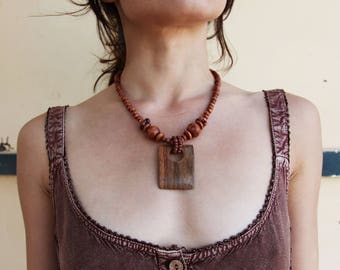 Vintage boho brown wooden necklace.