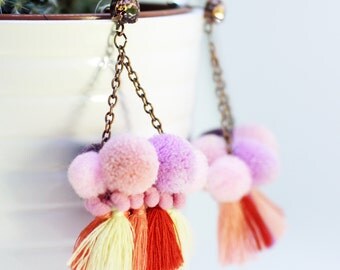 "Gipsy de Noiantri" earrings pink and lilac with pom pom and tassels.