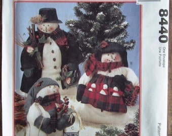 Mr. and Mrs. Snowman and Family Vintage 1990s McCalls Crafts Pattern 8440 UNCUT
