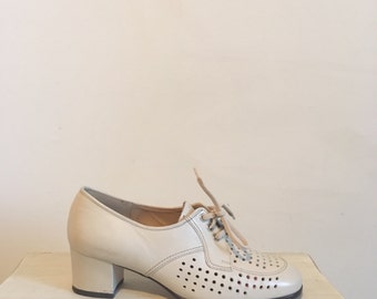 60s cream leather oxfords with heel, perforated leather granny shoes, size 9 - vintage -