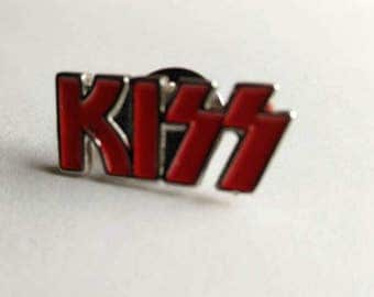 Kiss , vintage 90s pin !!