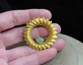 Vintage Goldtone &Green Glass Stone Pin