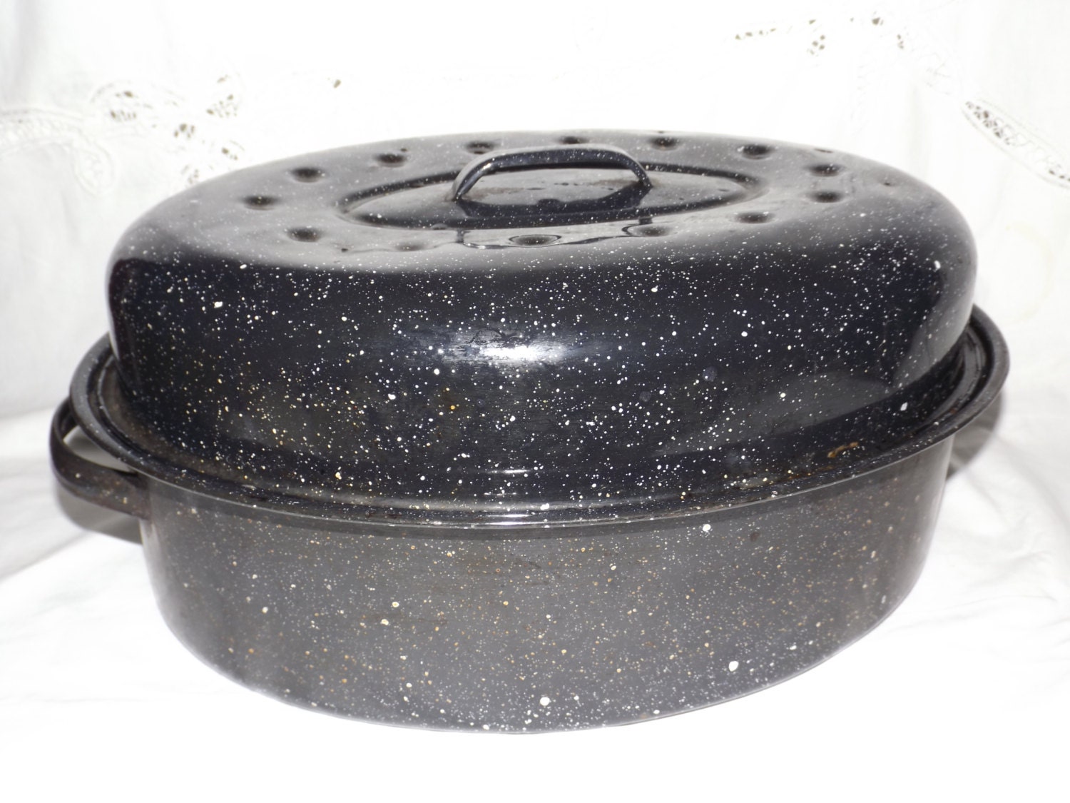 Large enamel roasting pan with lidblack speckled