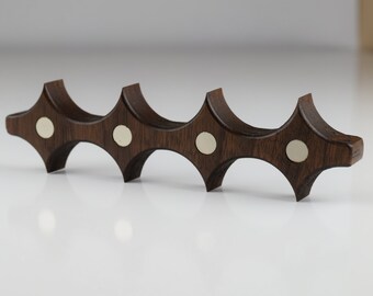 Walnut Magnetic Key Holder // Entryway organizer // Premium Hardwood