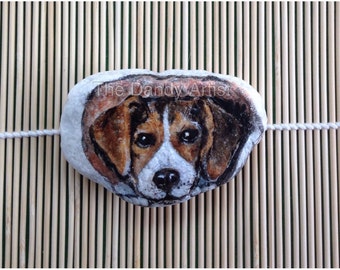 Beagle hand painted pebble art collectible. Un Beagle, galet peint a la main.