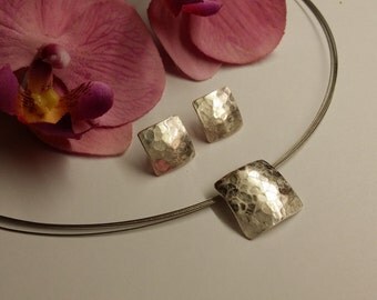Hammered pendant & earrings 925/00 silver