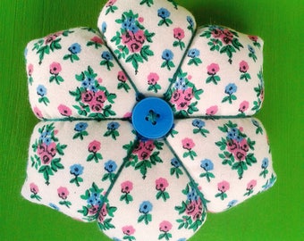 Small, patterned pink Pincushion or pincushion.