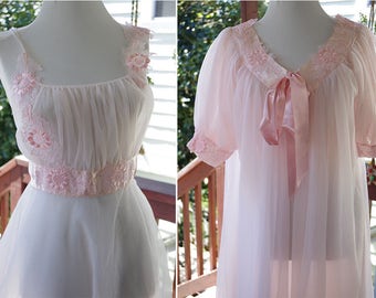 DAISY 1950's 60's Vintage Light Petal Pink Sheer Nylon Peignoir Robe + Slip Set w/ Embroidered Appliques // by RADCLIFFE // size Small XS 32