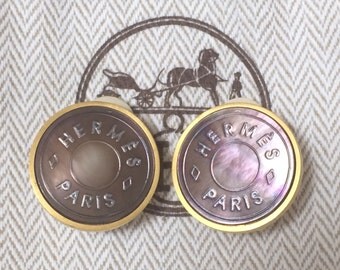 Vintage HERMES golden logo embossed genuine shell earrings. Classic jewel piece. Bijouterie Fantaisie