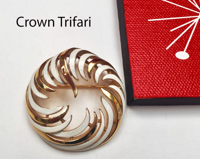 Crown Trifari Brooch - White Enamel gold - Mid century - Wreath Round pin