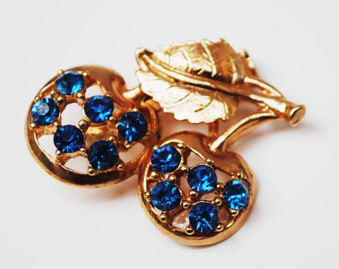 Blue rhinestone Brooch - Cherry Berry Fruit - Gold plated metal - Mid century figurine pin