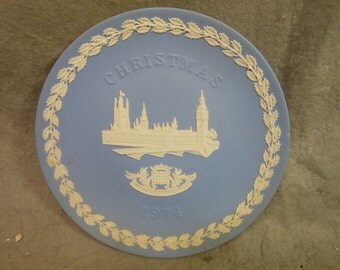 Vintage Wedgwood Jasperware light blue Christmas Plate 1974 The Houses of Parliament 8 1/4 inch