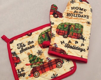 Happy holidays christmas camper and car insulated/quilted pot holder and oven mitt set