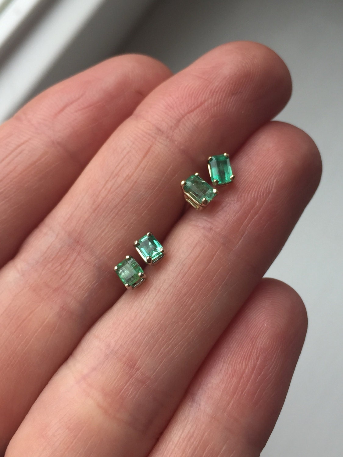 small emerald earrings studs