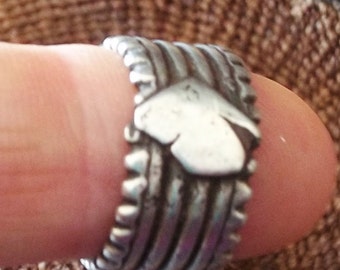 OLD SILVER TRIBAL ring, bague ethniques. Antique silver ring, Harrar in Ethiopia African ethnic. a Boho tribal piece of jewellery.