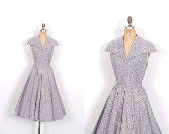 Vintage 1950s Dress / 50s Tiny Rose Print Floral Dress / Gray and Pink ( XS extra small )