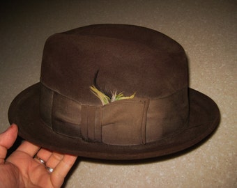 1950's Vintage Men's Dark Brown Towncraft Fedora Hat Wide band with feathers XXX Beaver SZ 7