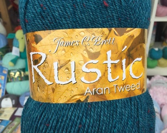 Aran tweed yarn 400 g super yarnball Rustic from James C Brett teal colour with red speckles 20 % wool 695 meter (760 yarns) shade DAT 32